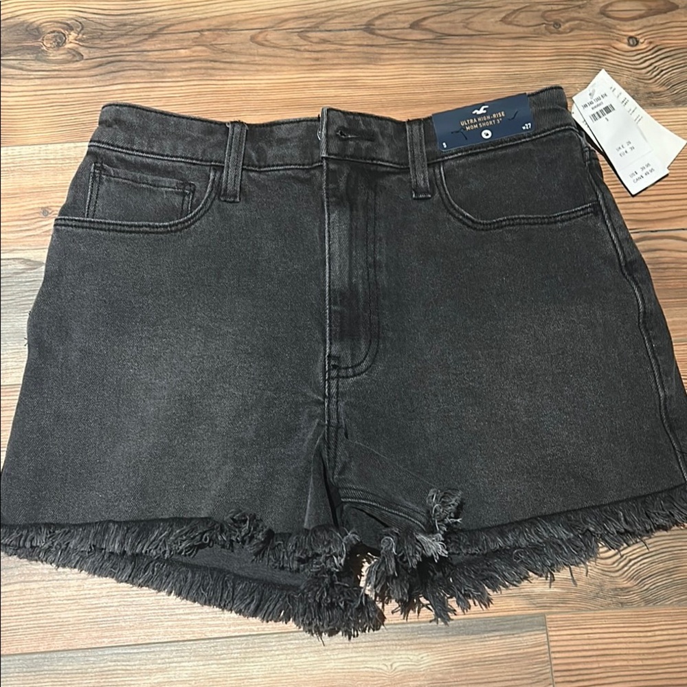 Hollister Ultra High-Rise Mom Short 3”